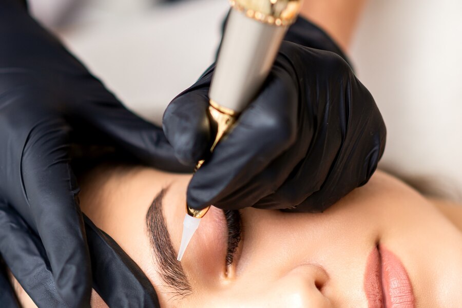 Microblading der Augenbrauen im Studio Mon Lis in München