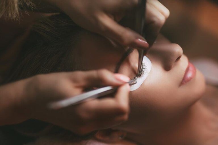 Fundamentals of Eyelash Extensions in Munich at Mon Lis Studio