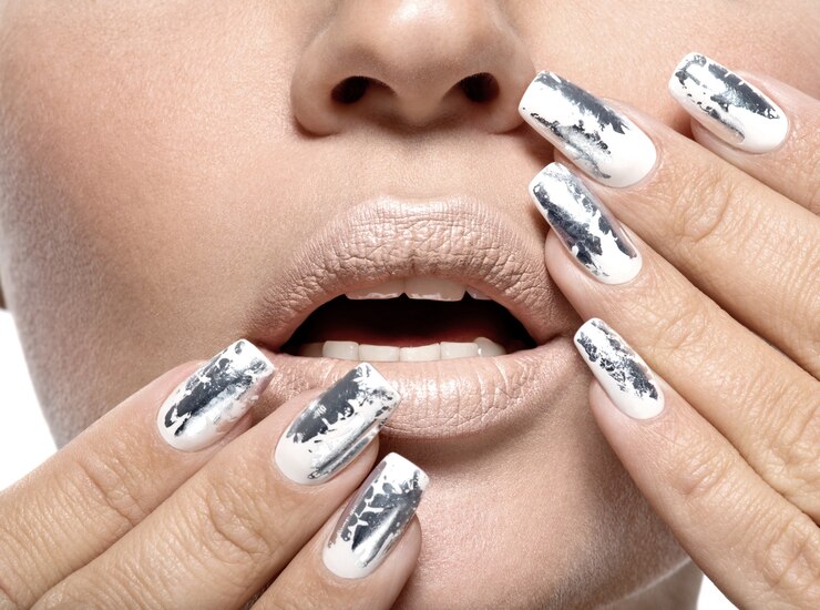 Futuristischer Metallic-Look: Chrom- und Spiegel-Maniküre