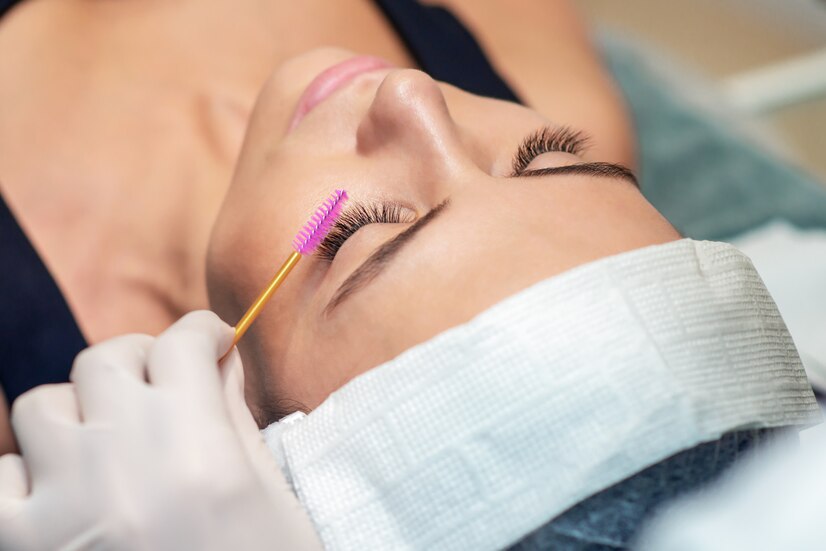 Wimpernverlängerung unterwegs: Tipps zur Pflege