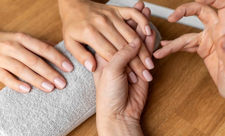 Wie man eine Handmassage während der Maniküre richtig durchführt