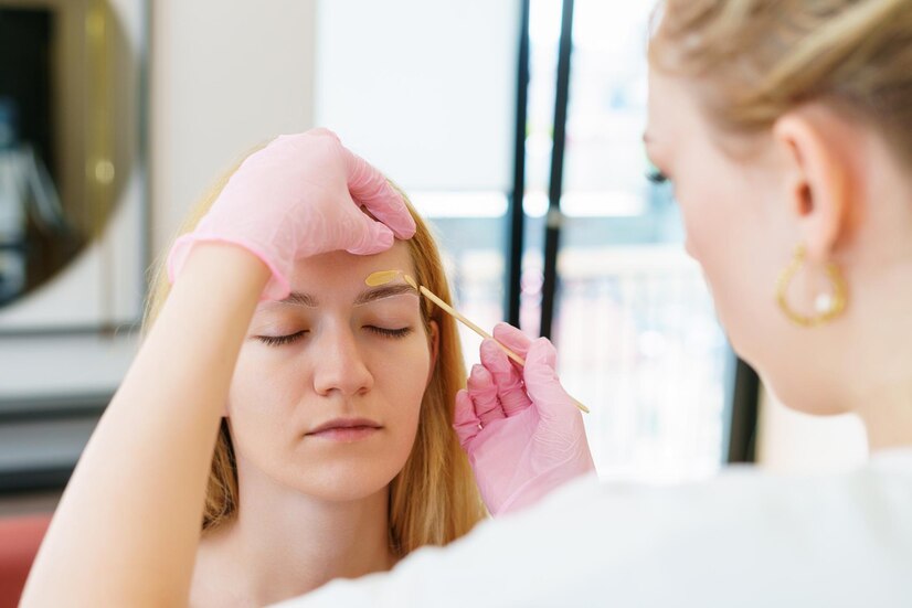 Eyebrow Waxing: How to Avoid Irritation and Redness