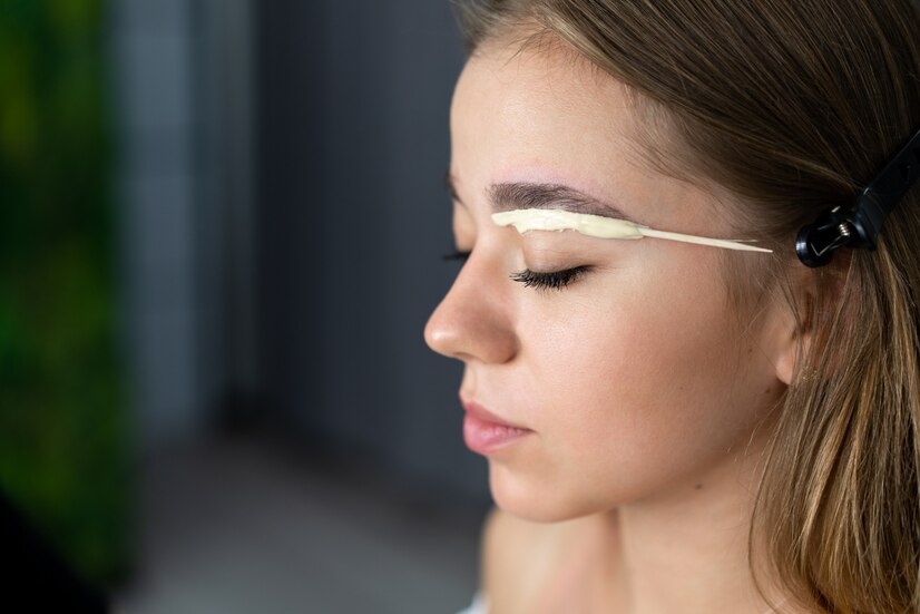 Ідеальна форма брів за допомогою воску: поради майстрів