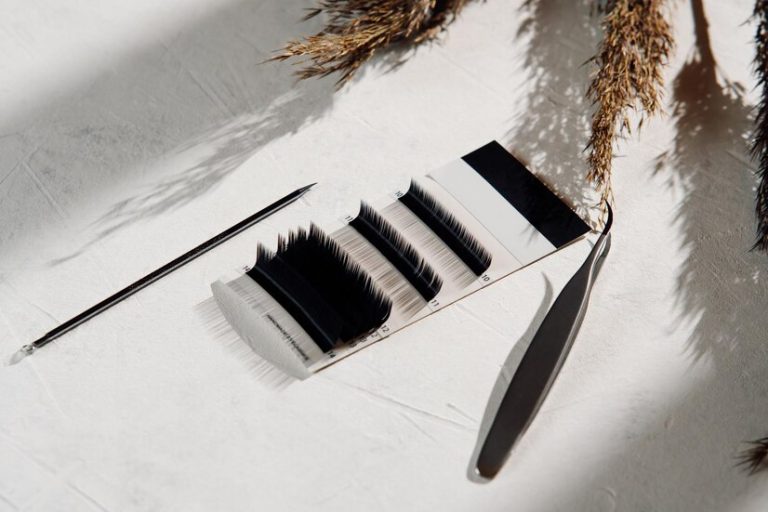 Was sind hypoallergene Materialien für Wimpernverlängerungen?