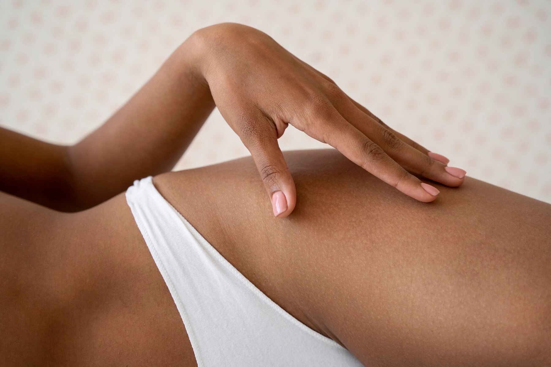 Richtige Pflege der Haut an den Oberschenkeln nach dem Sugaring