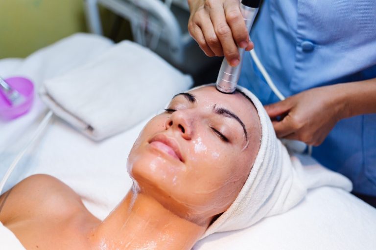 What is the Difference Between Apparative and Manual Facial Cleansing?