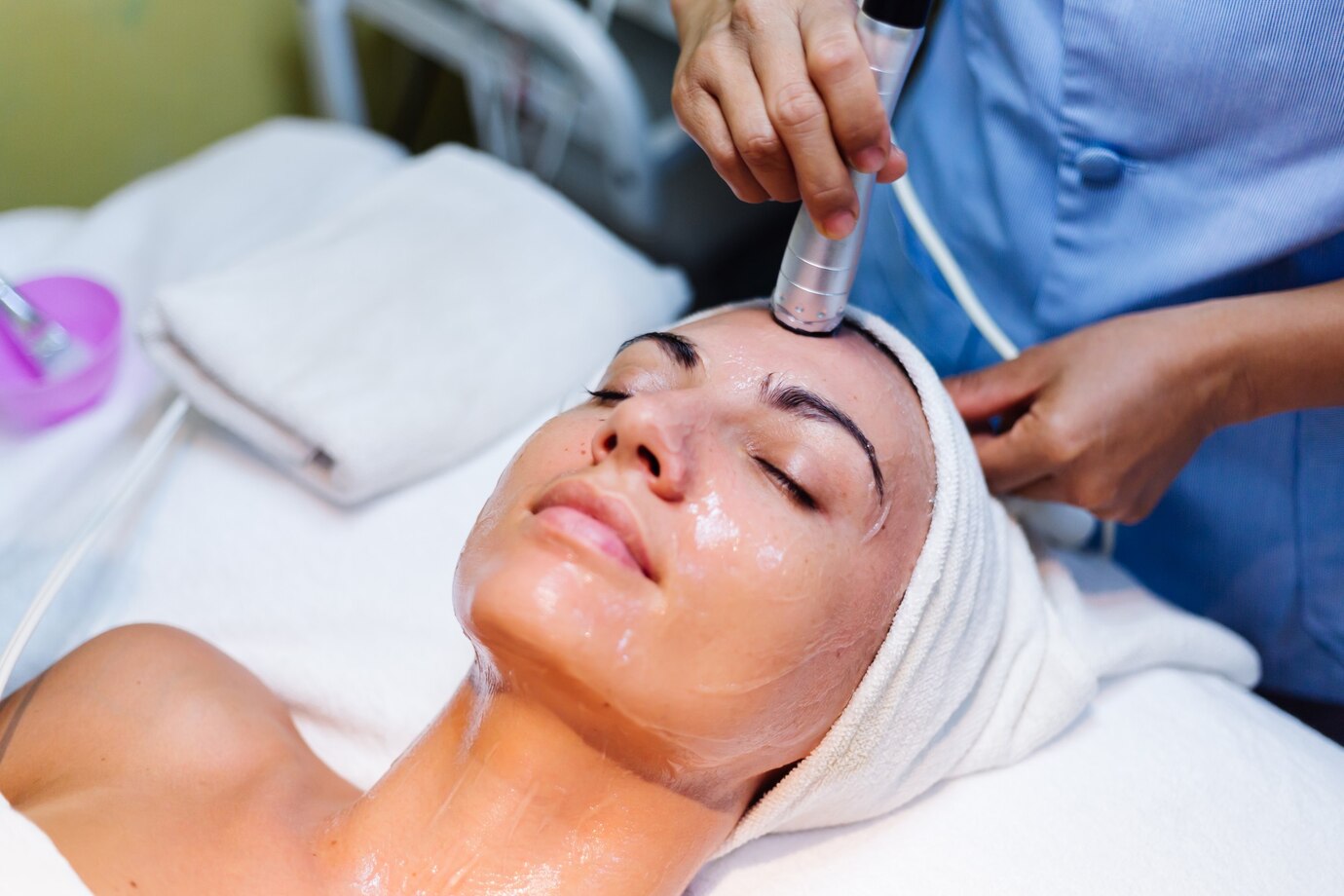 What is the Difference Between Apparative and Manual Facial Cleansing?
