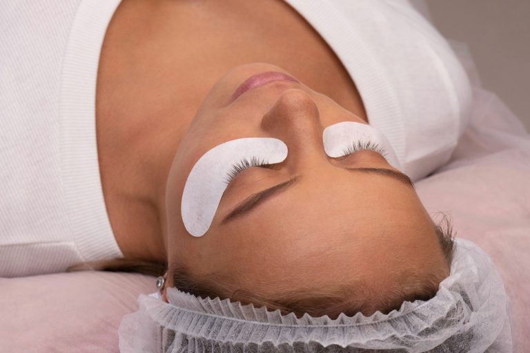 Wimpernverlängerung bei reifer Haut – stilvoll in jedem Alter