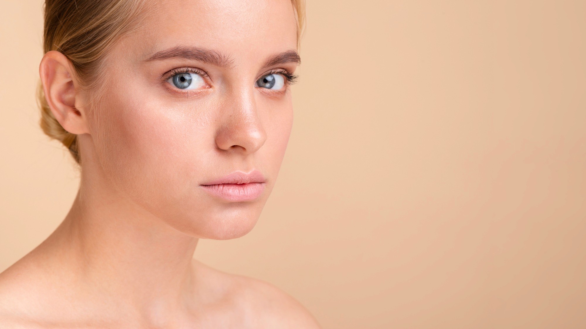 Light Eyebrows: Fashion Trend or Beauty Mistake?