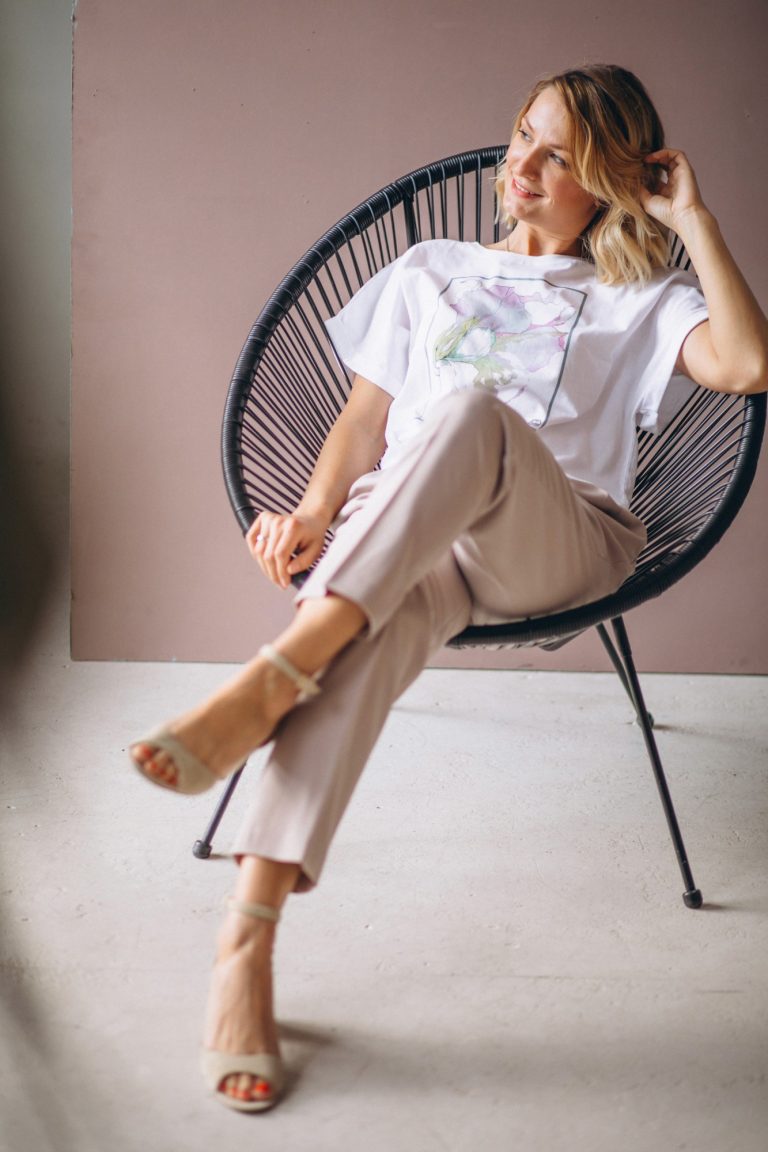 Office Pedicure with Polish: Stylish Business Feet at MONLIS Studio