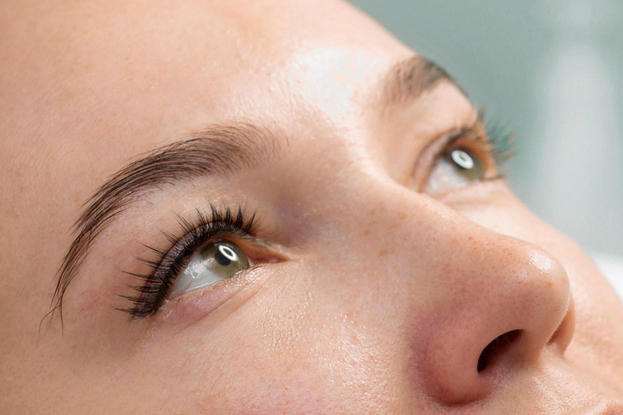 Natürliche Wimperndichte nach Extensions zurückgewinnen