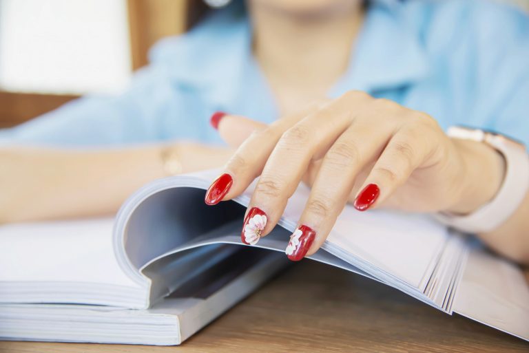 Komplexes Naildesign passend zum Kleidungsstil wählen – MONLIS Studio