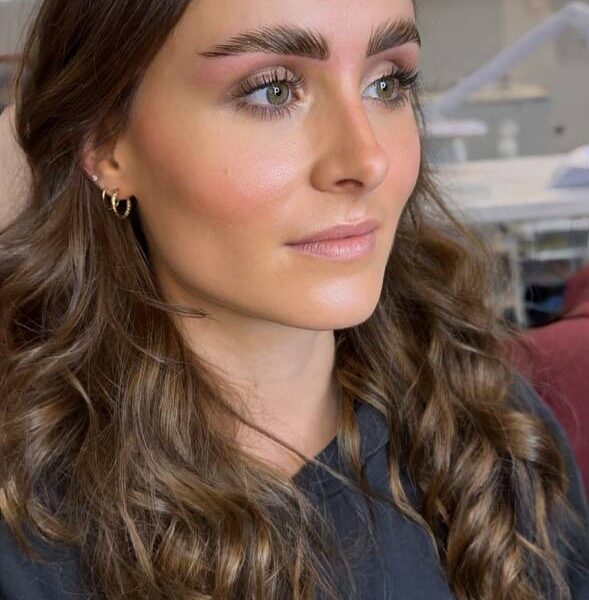 Augenbrauen-Styling mit Fadentechnik