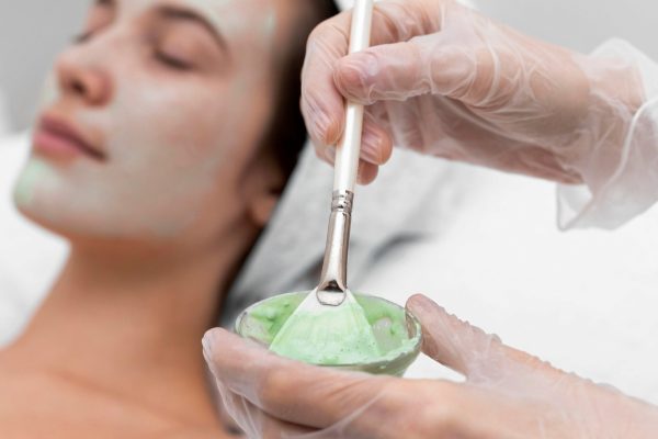 Миндальний, молочний чи гліколевий пілінг: головні відмінності