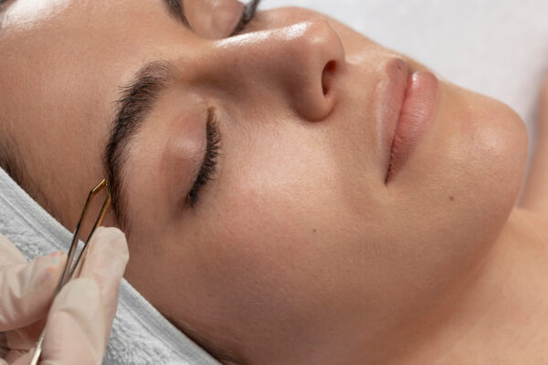 Почему лифтинг бровей популярен среди женщин 30+