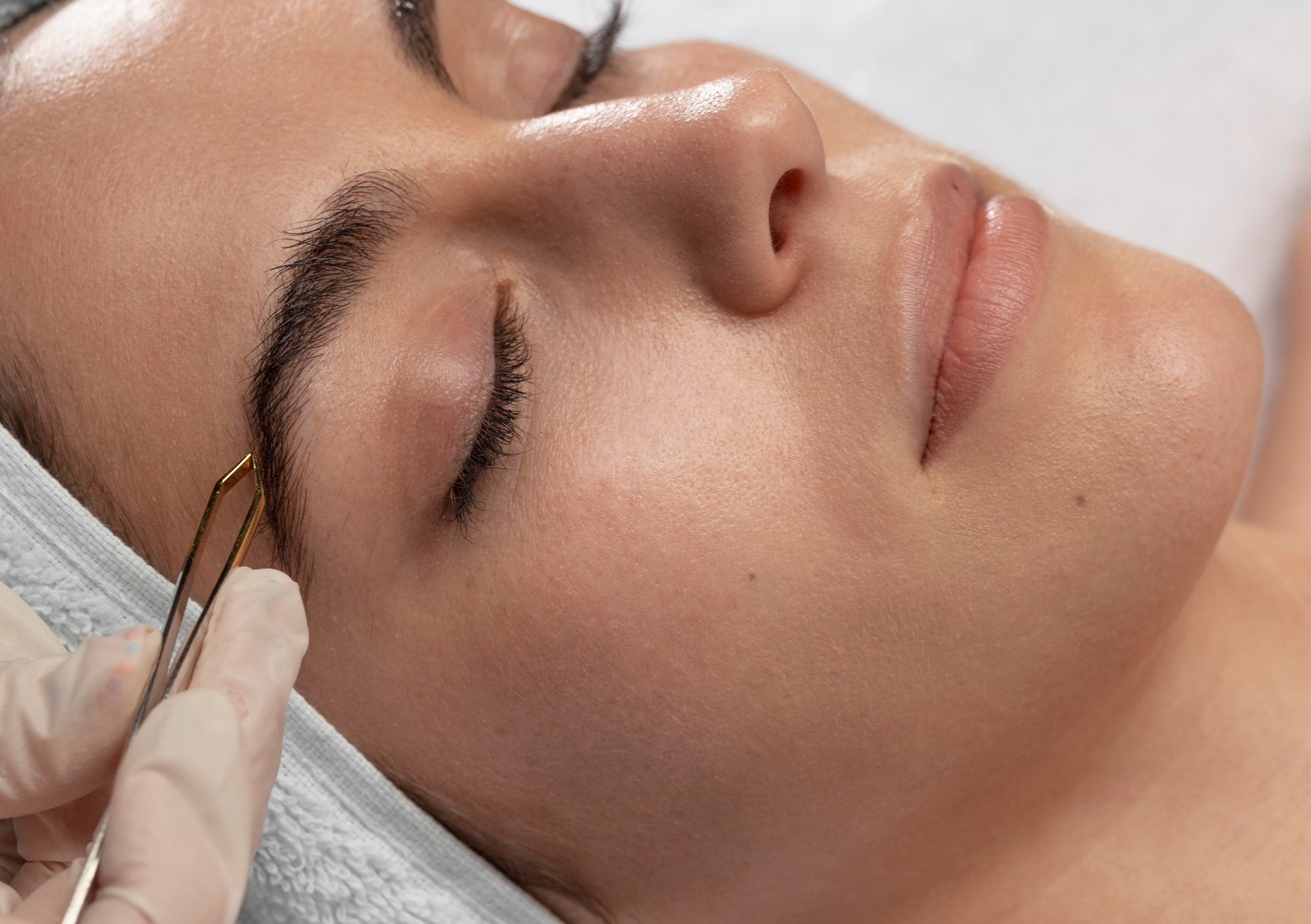 Почему лифтинг бровей популярен среди женщин 30+