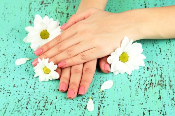 Літній догляд за нігтями: поради проти ламкості