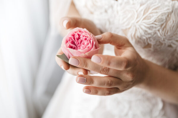 Wedding Manicure in Munich: Shellac or Gel – and Which Designs Really Last in 2026