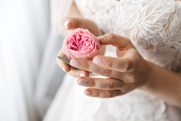 Wedding Manicure in Munich: Shellac or Gel – and Which Designs Really Last in 2026