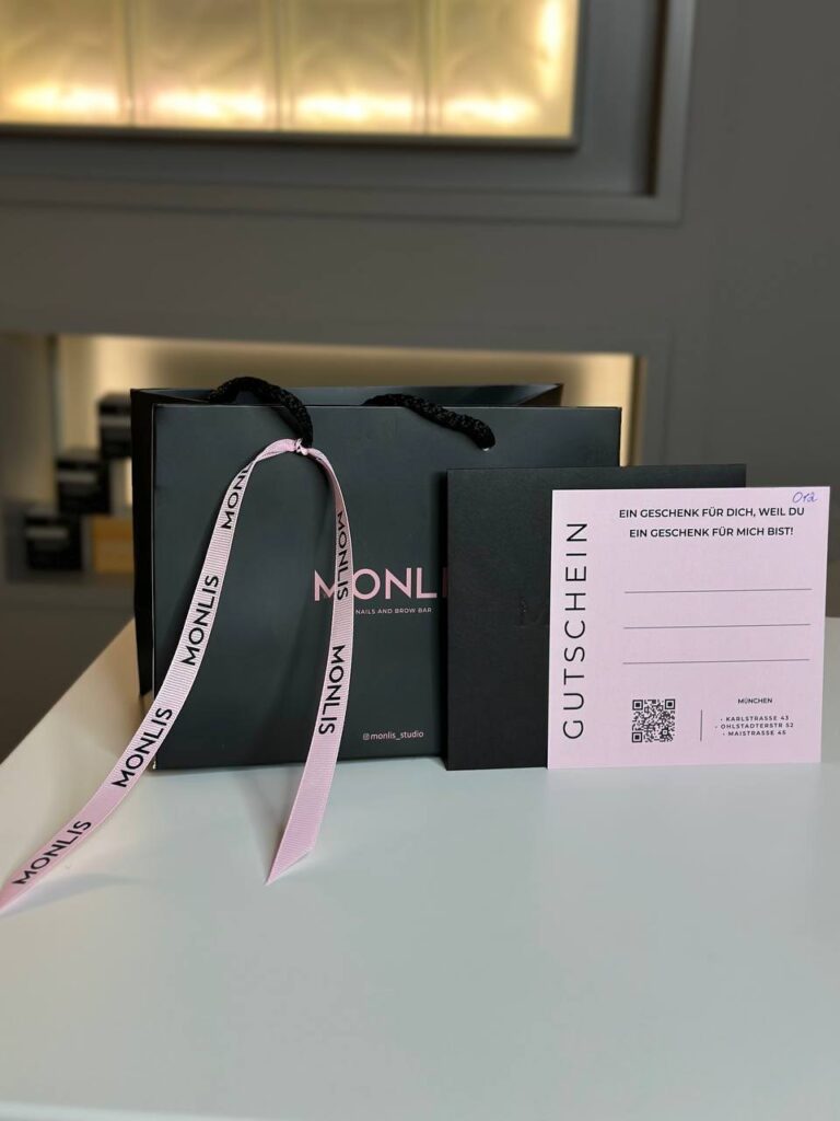MONLIS Geschenktüten und Gutscheinkarte im Studio