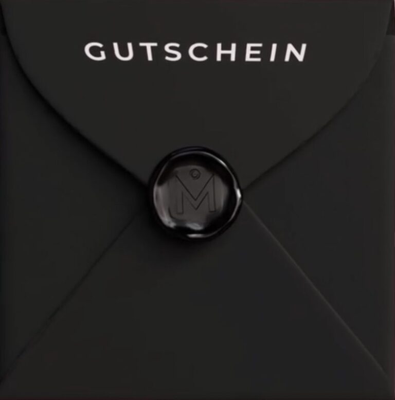 Schwarzer Gutschein-Umschlag mit MONLIS Siegel